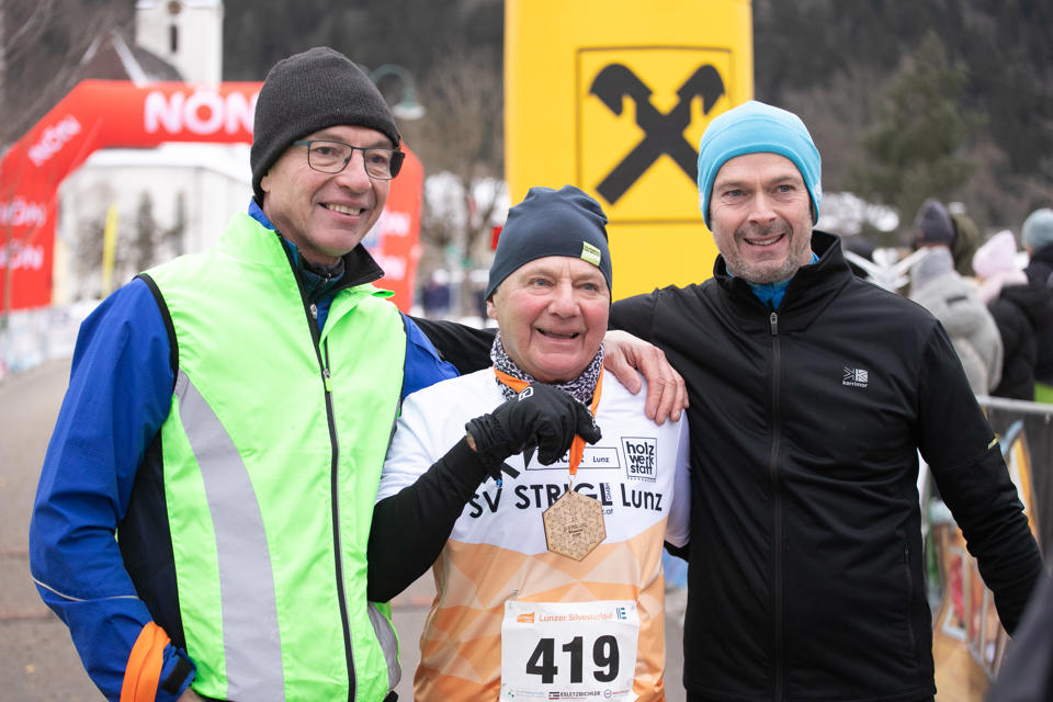 eine Gruppe von Männern, die zusammenstehen